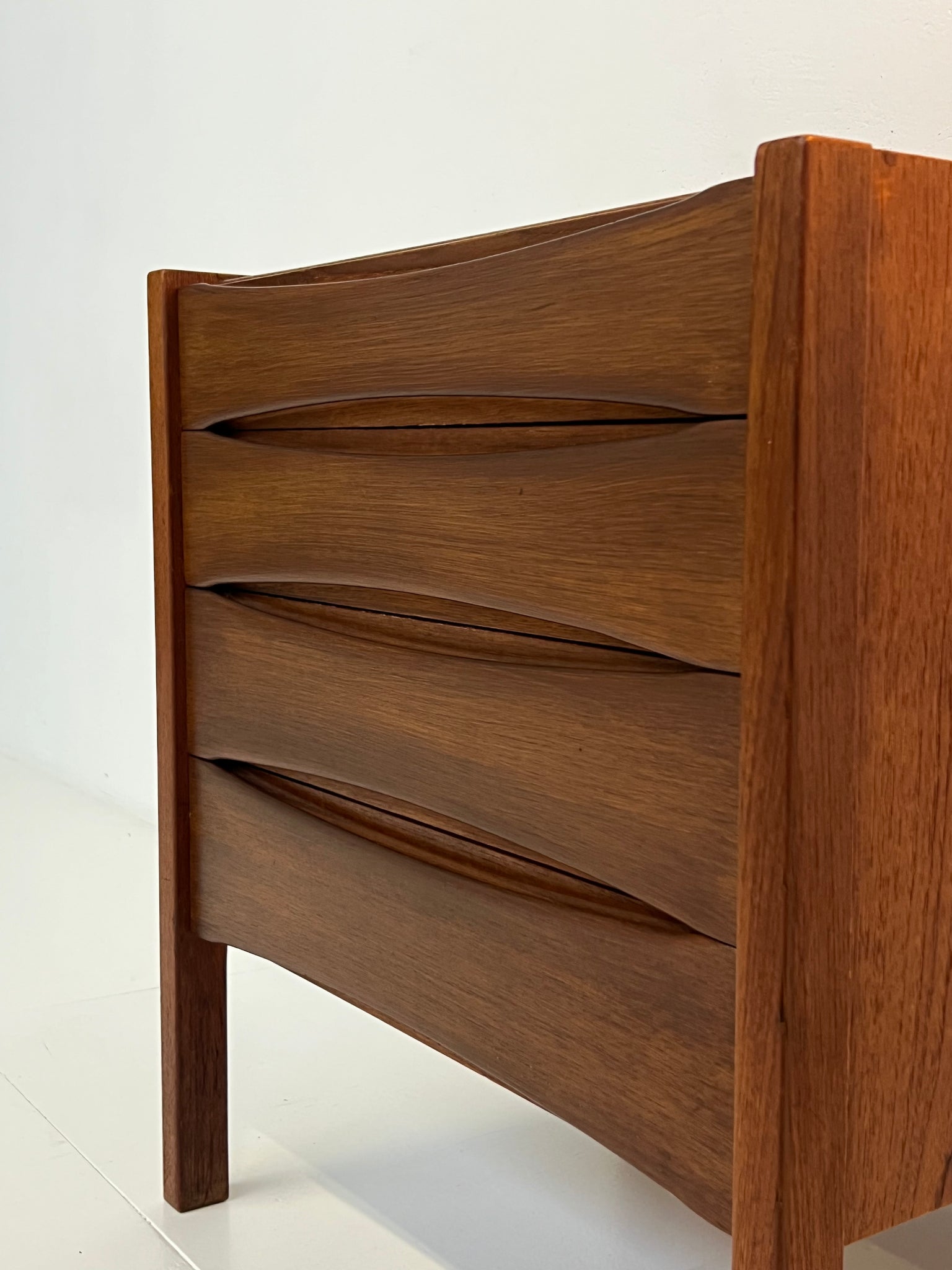 Vintage chest of drawers