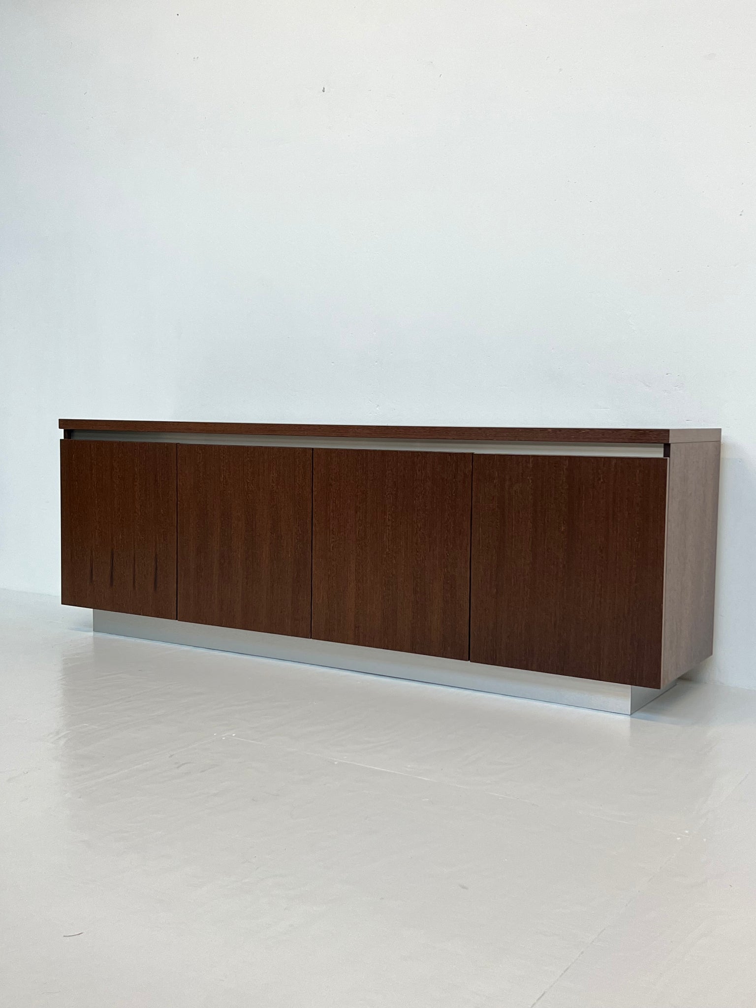 Vintage dressoir – wengé &amp; chromen details