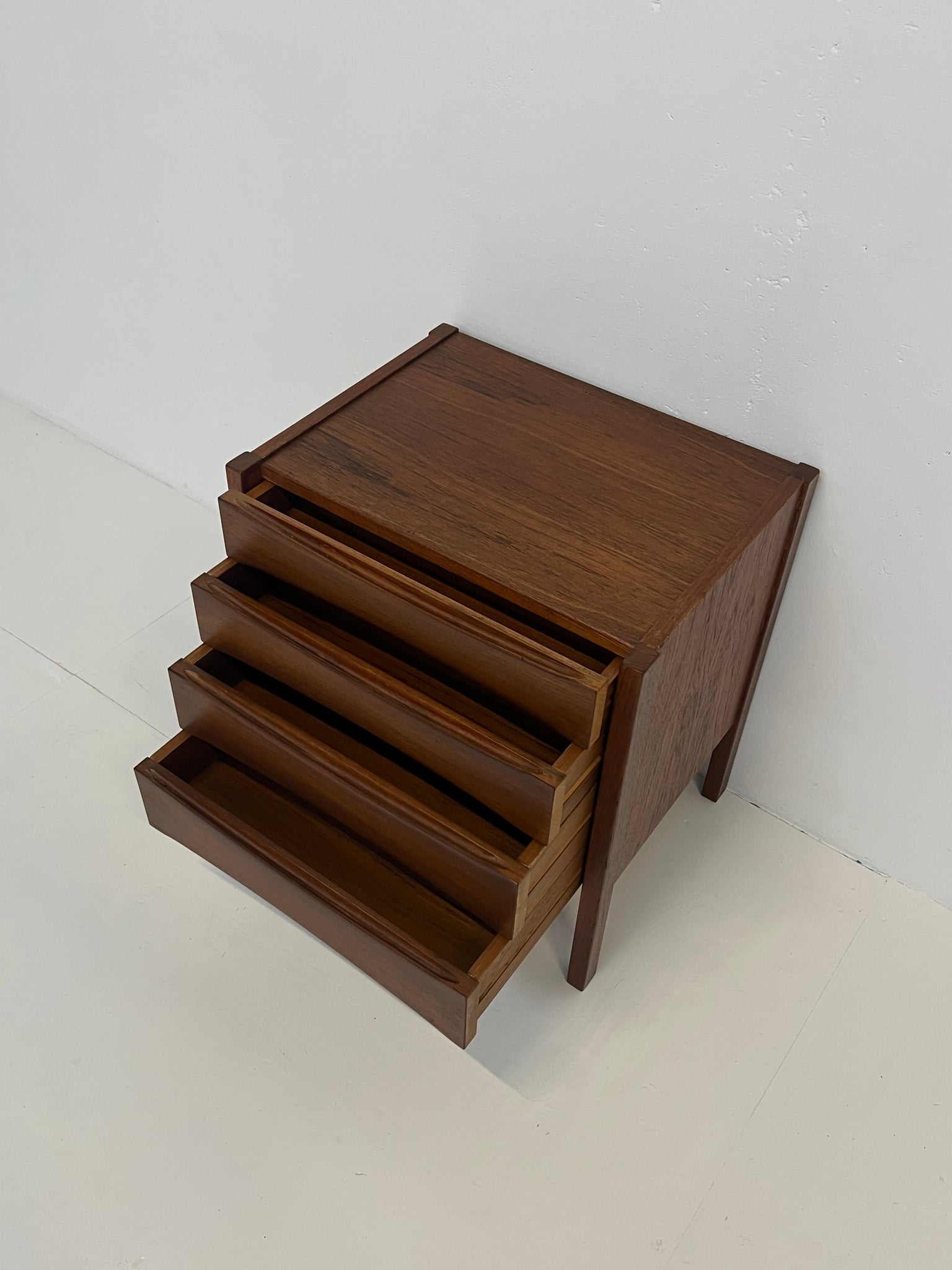 Vintage chest of drawers