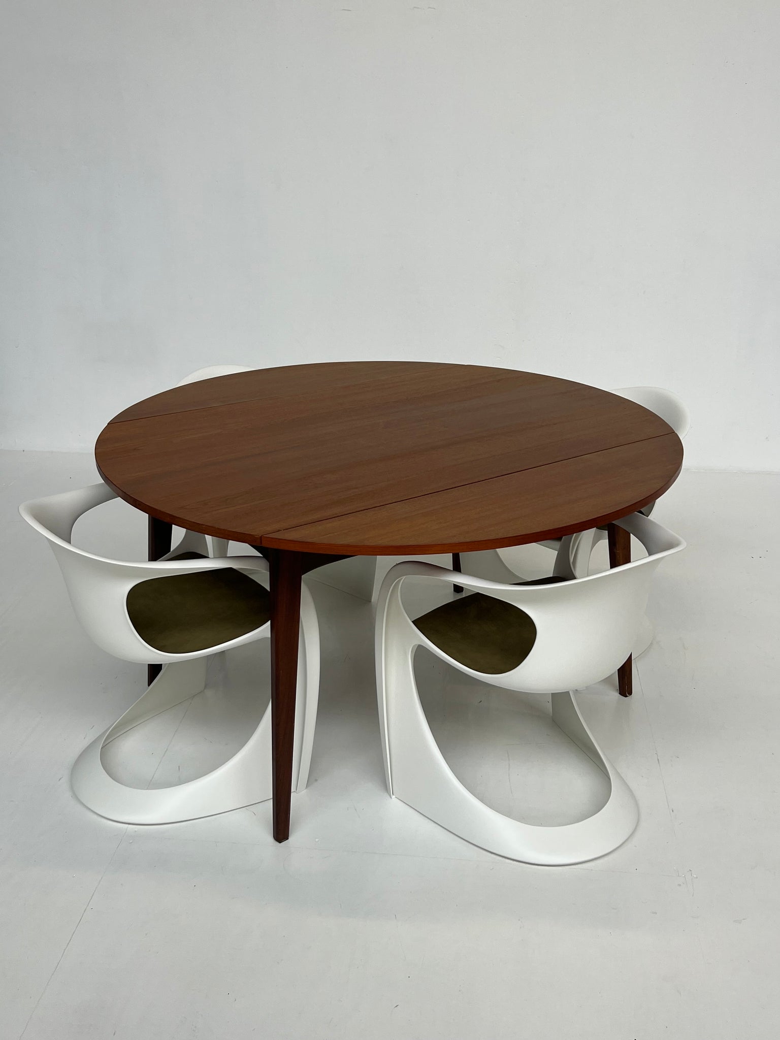 Vintage extendable round dining table by Louis Van Teeffelen for Wébé