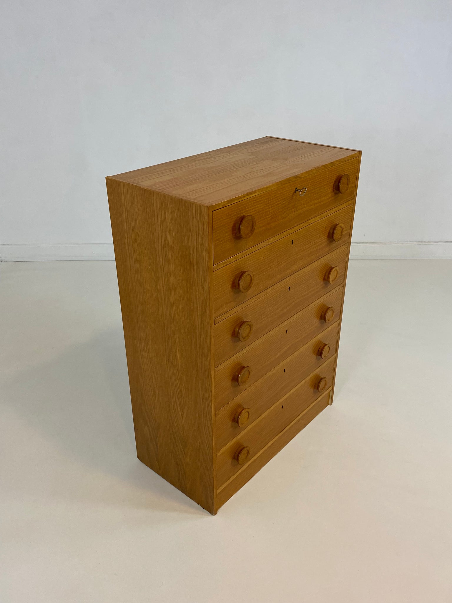 X Vintage chest of drawers