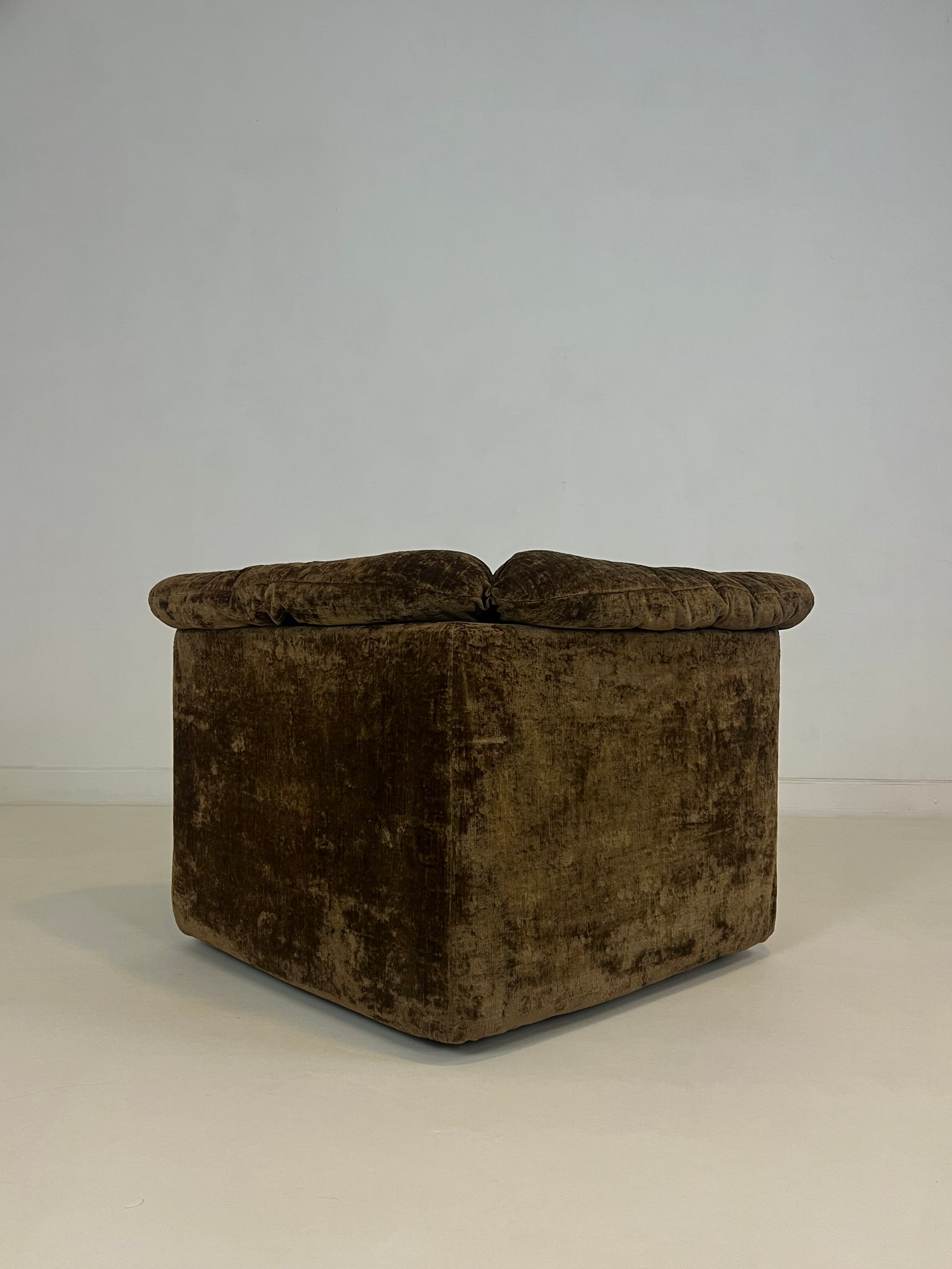 X Vintage lounge chair with ottoman