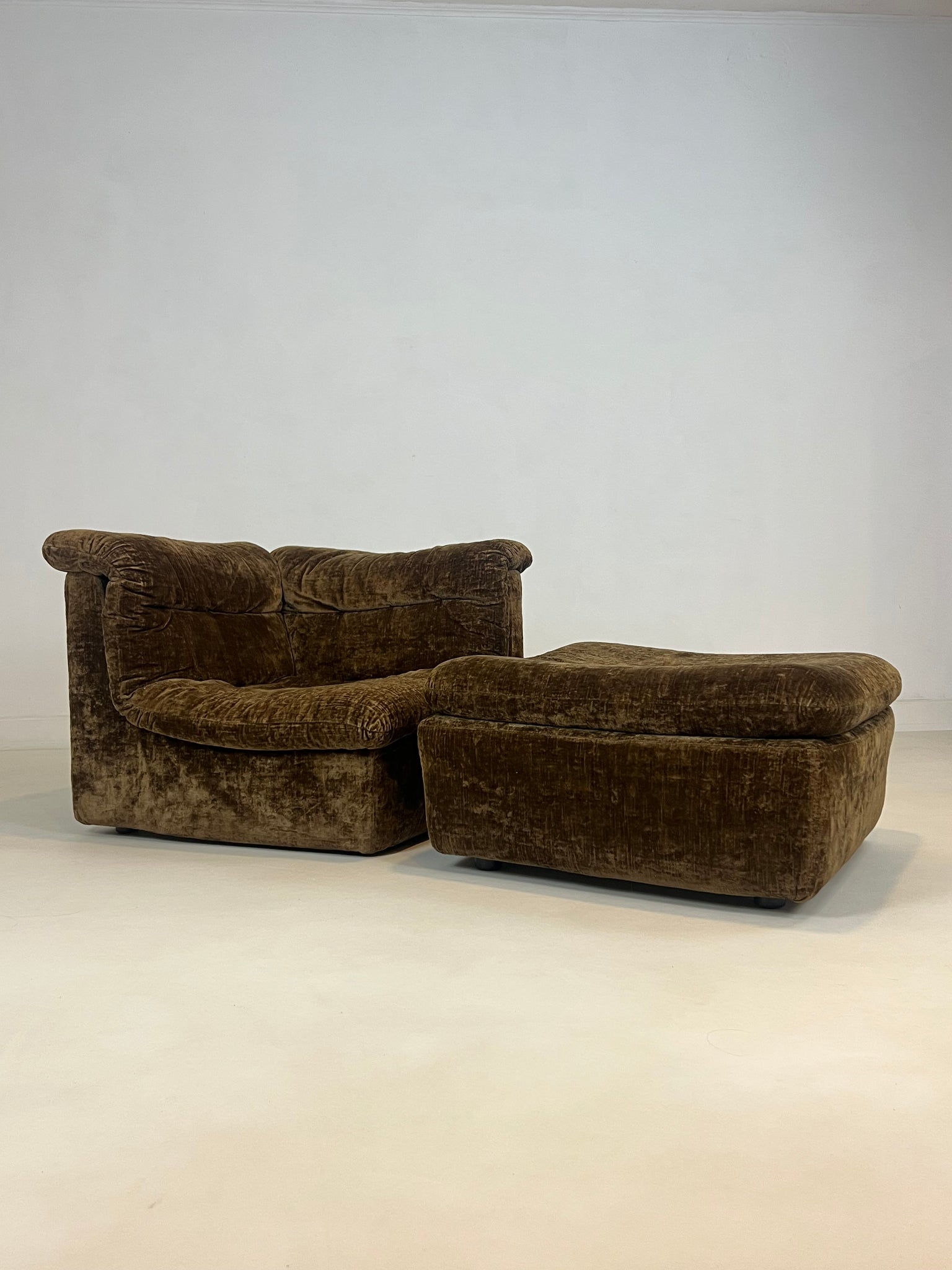 X Vintage lounge chair with ottoman