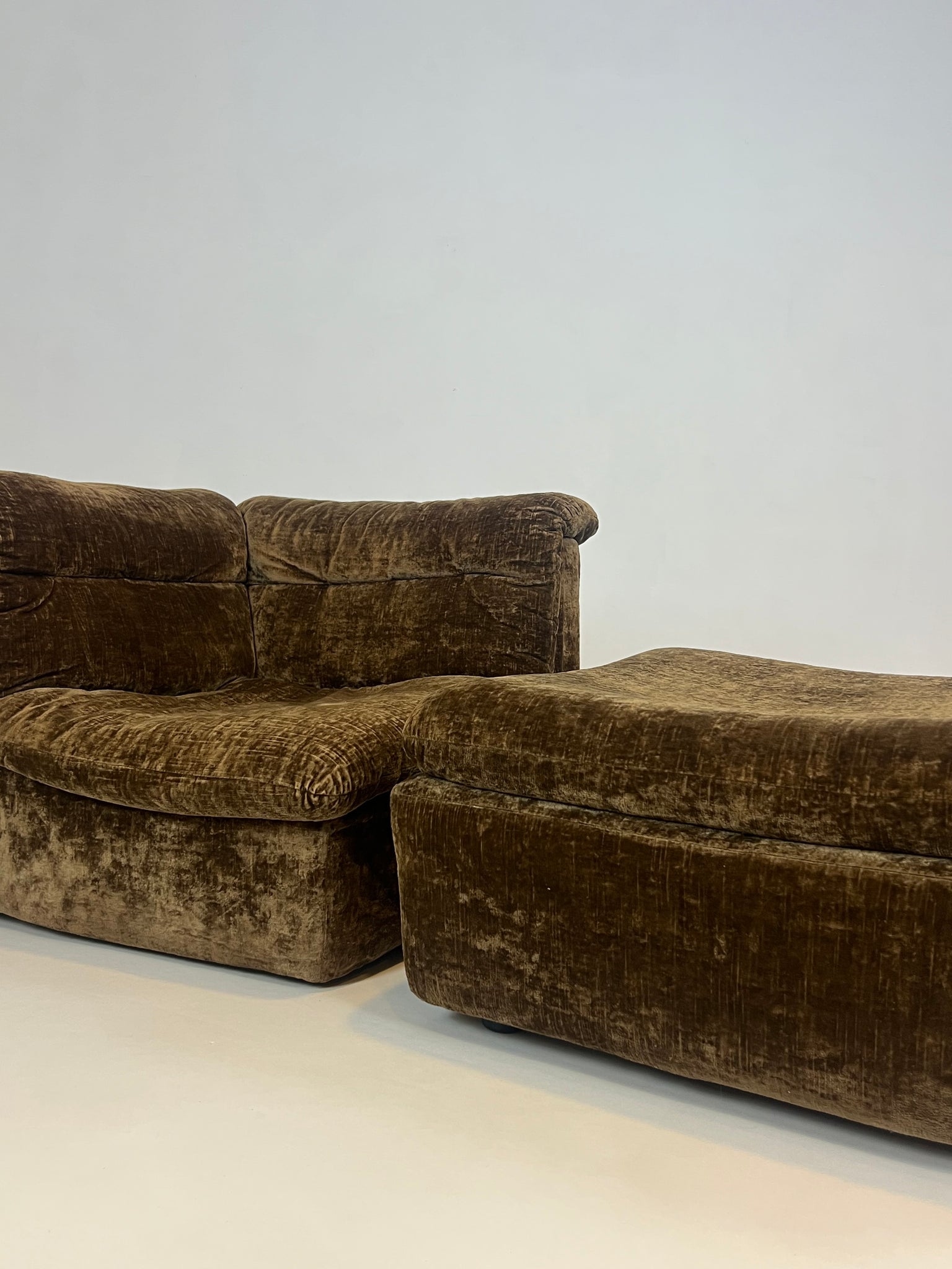 X Vintage lounge chair with ottoman
