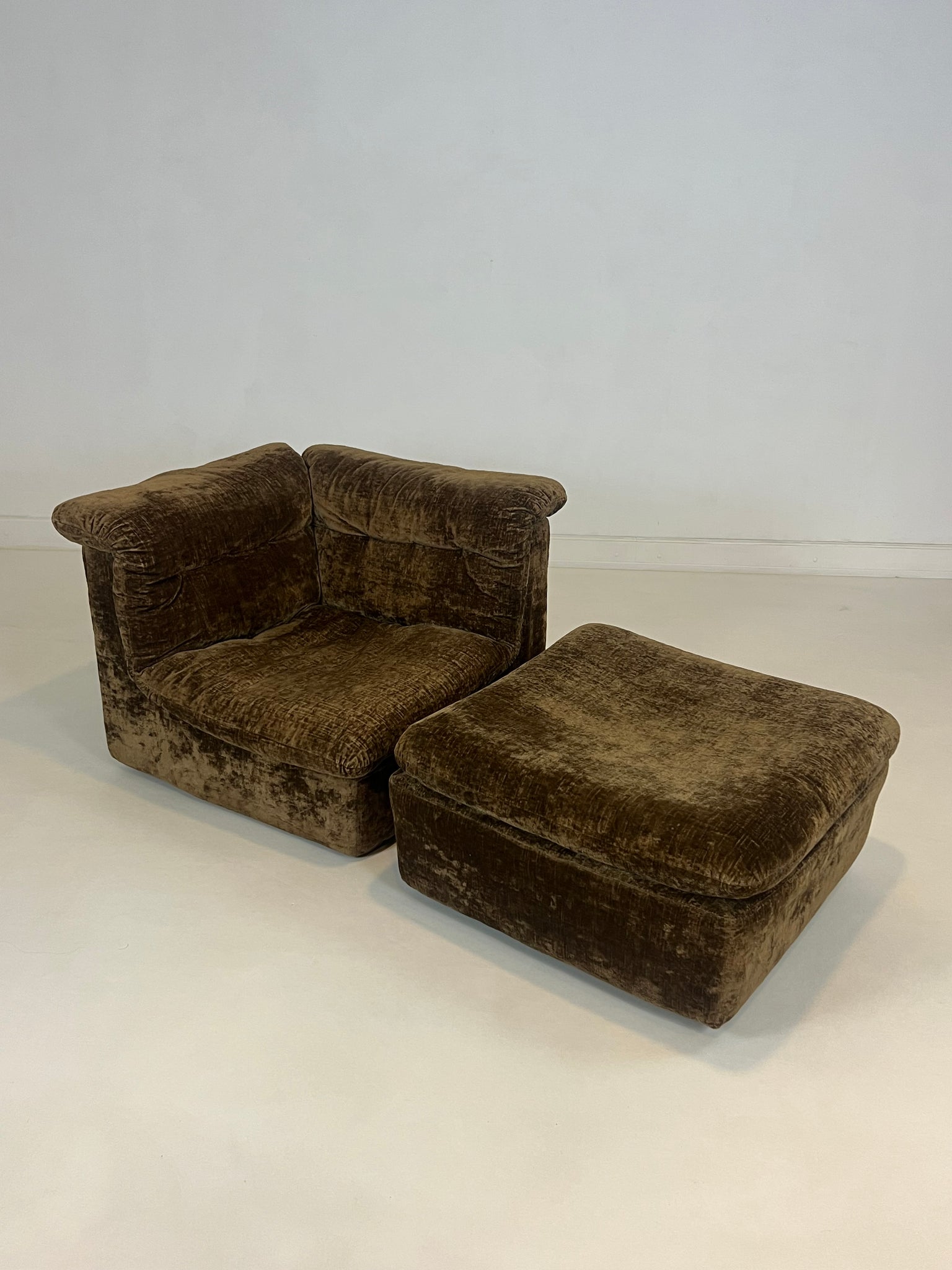 X Vintage lounge chair with ottoman