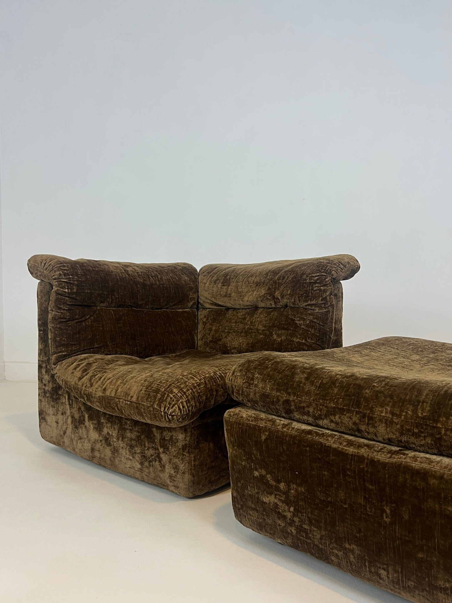 X Vintage lounge chair with ottoman