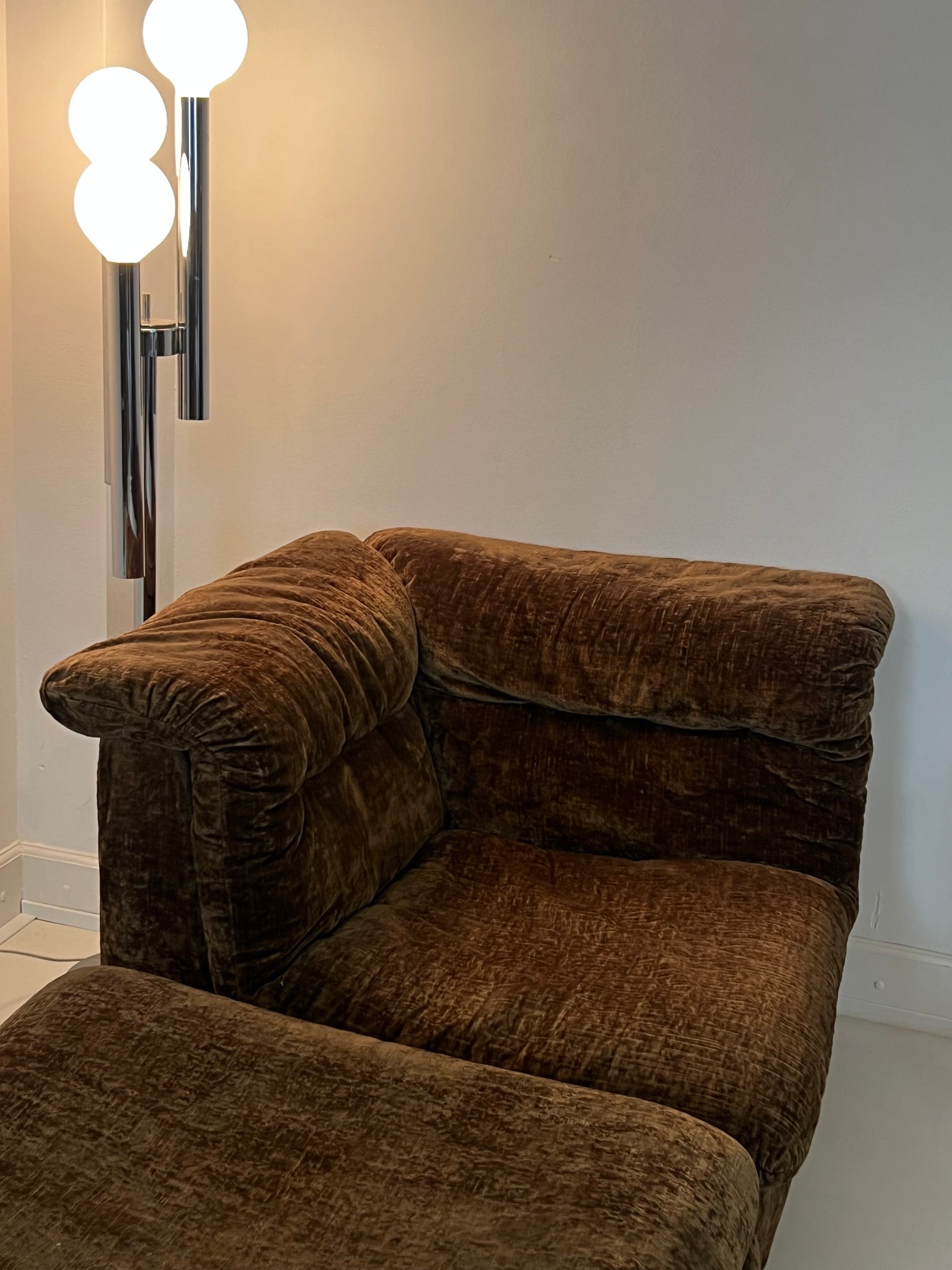X Vintage lounge chair with ottoman