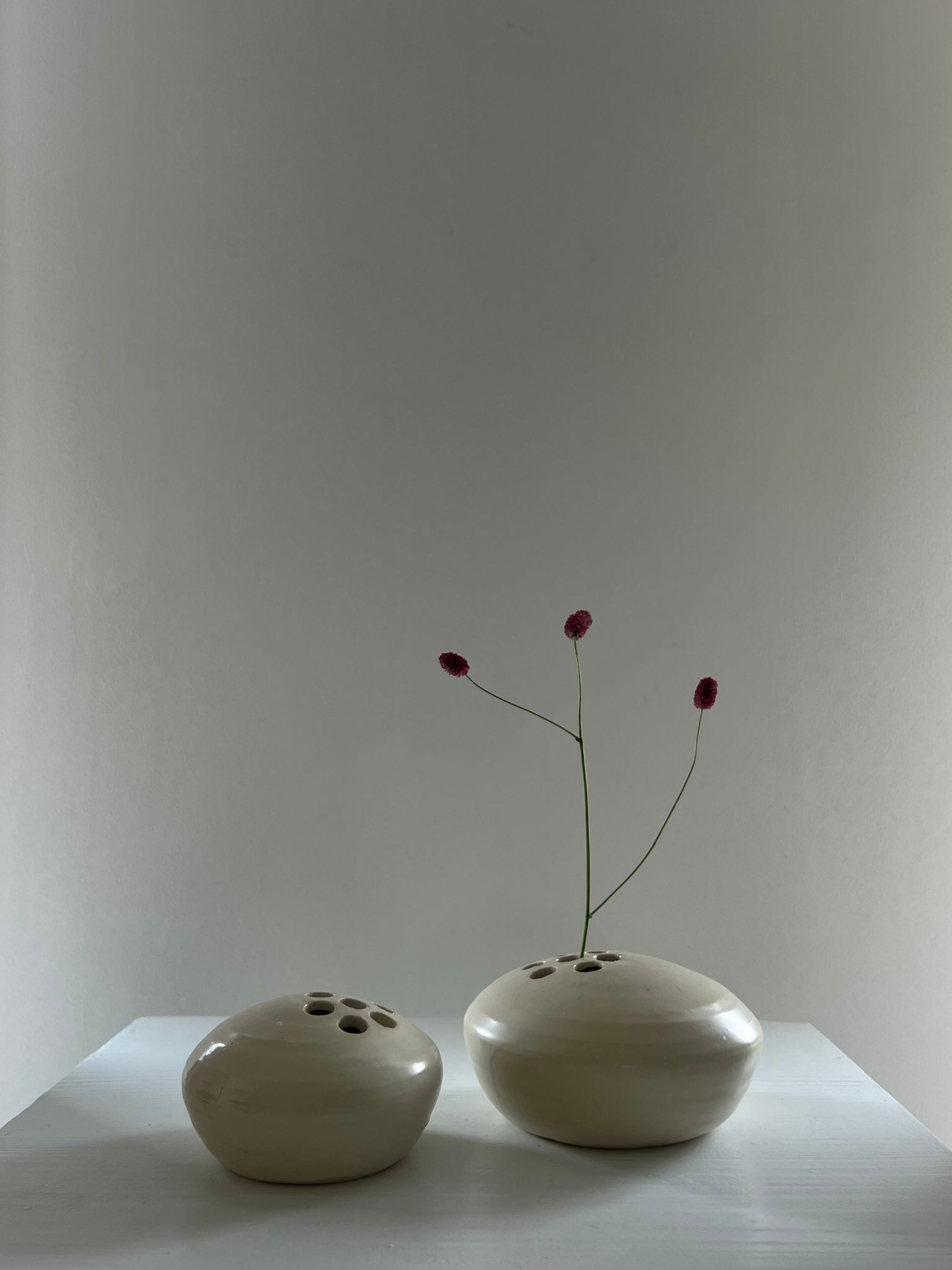 X Set of 2 ceramic flower frog vases