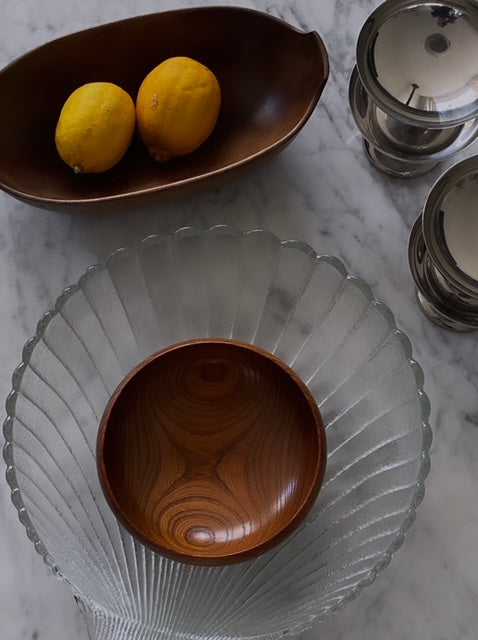 Large vintage seashell-shaped fruitbowl