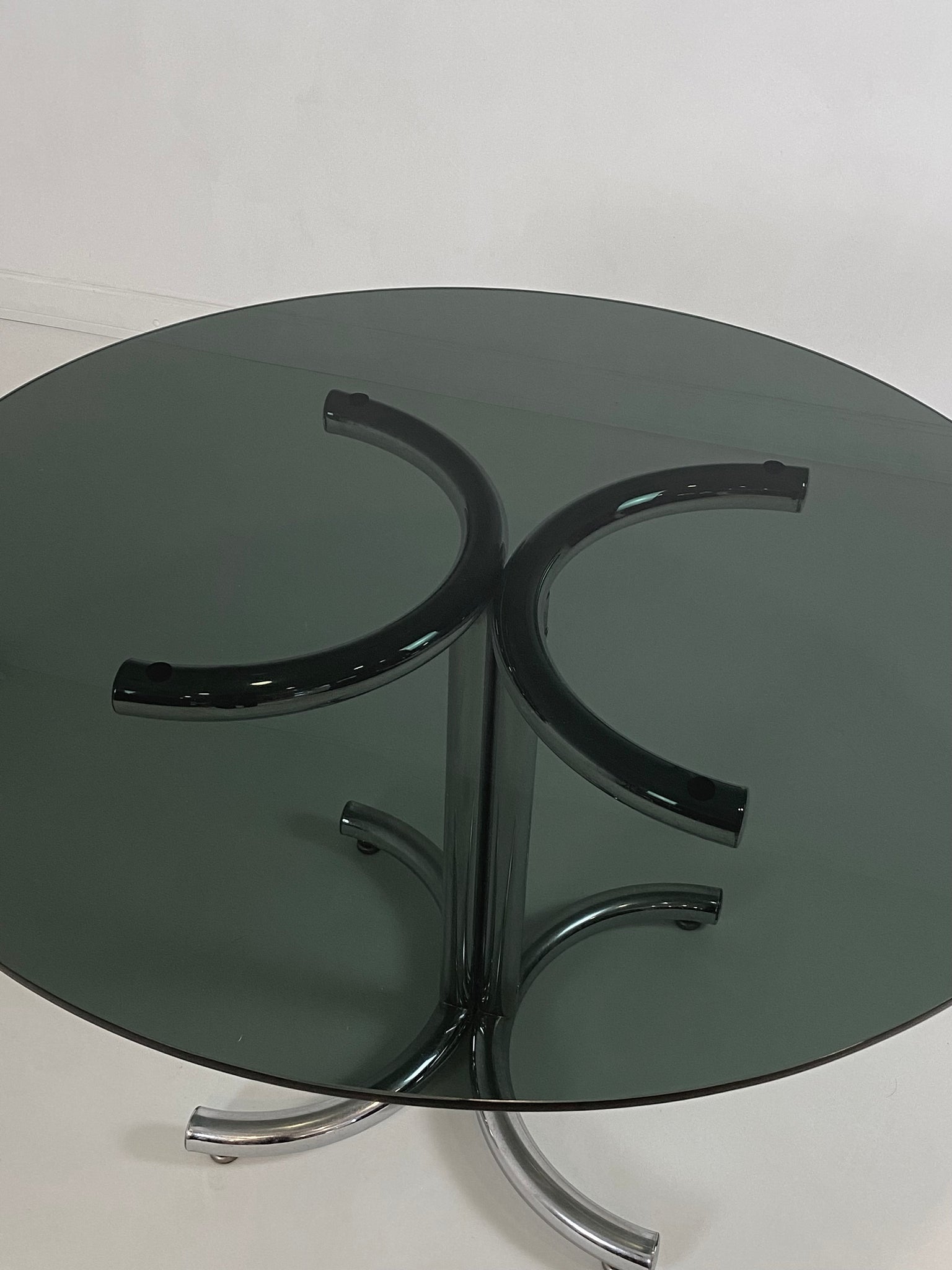 X Vintage dining table with chrome base and glass top