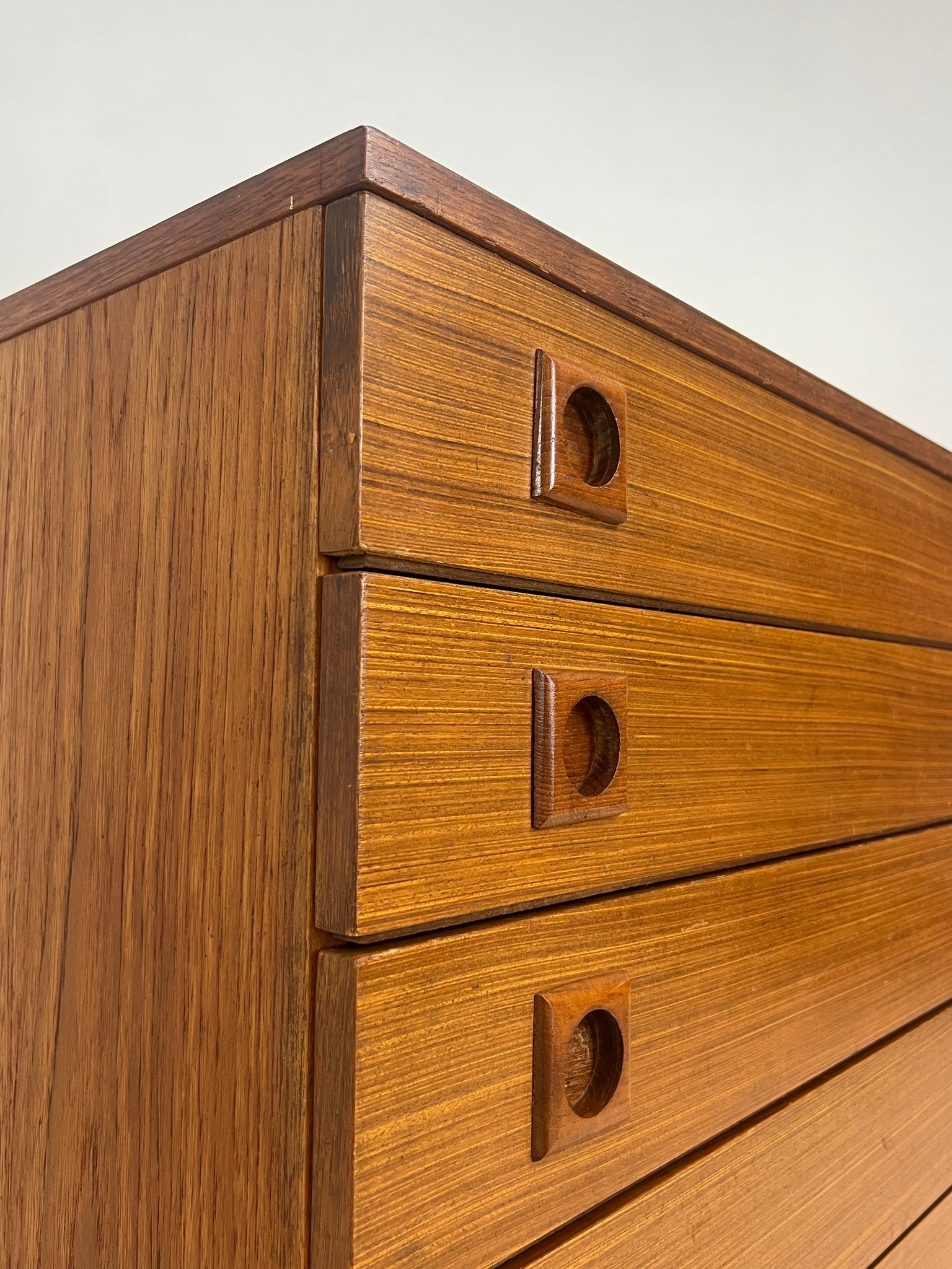 Vintage chest of drawers