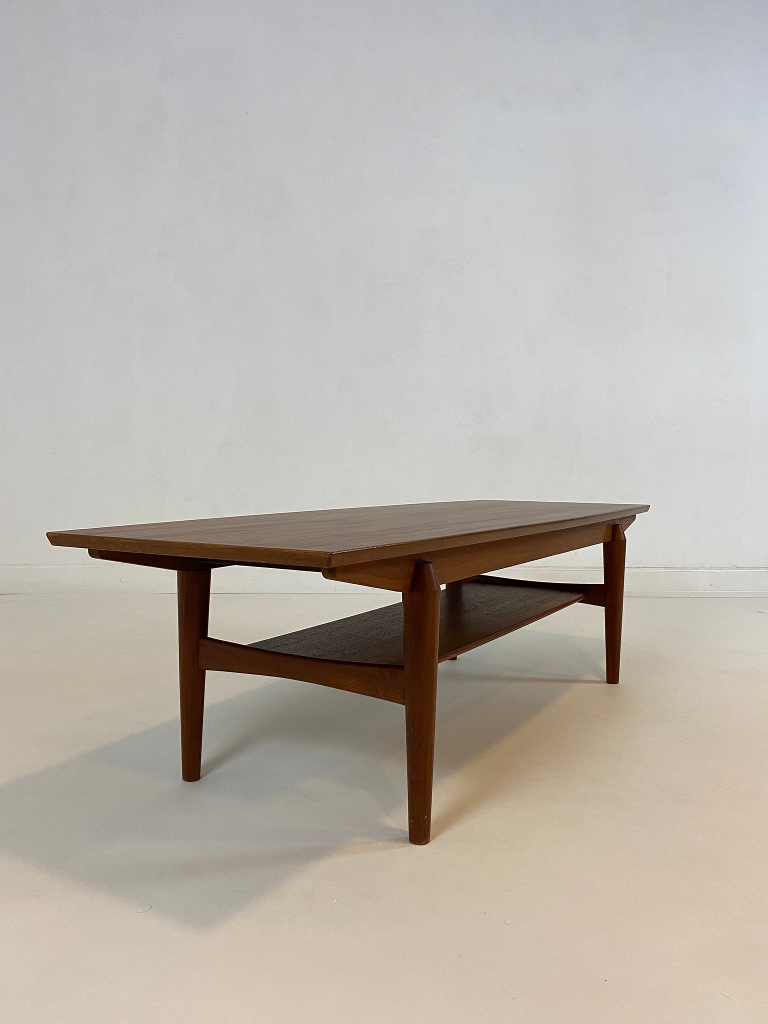 Vintage solid wood coffee table – Mahjongg Vlaardingen