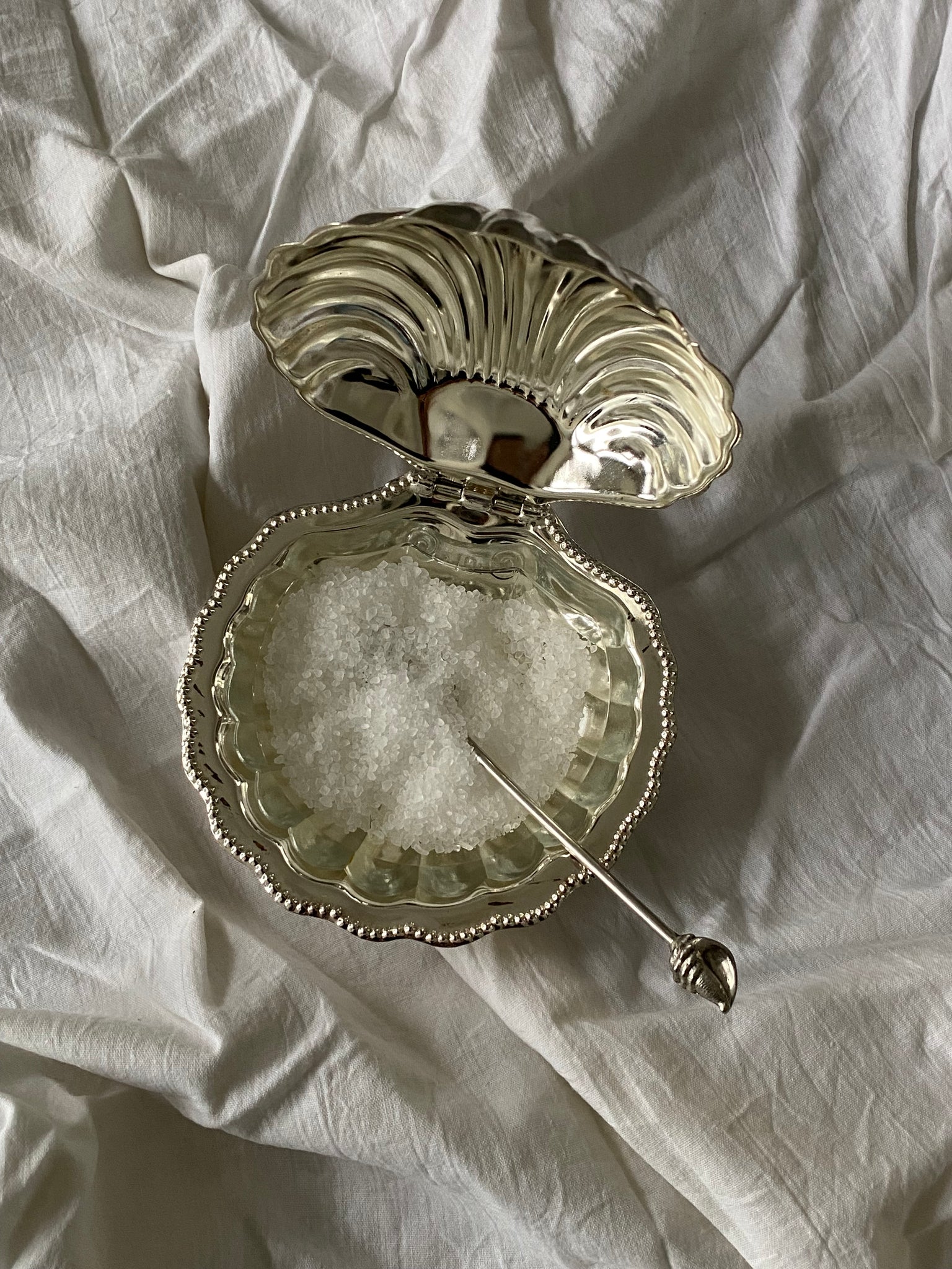 Silver-plated shell-shaped dish