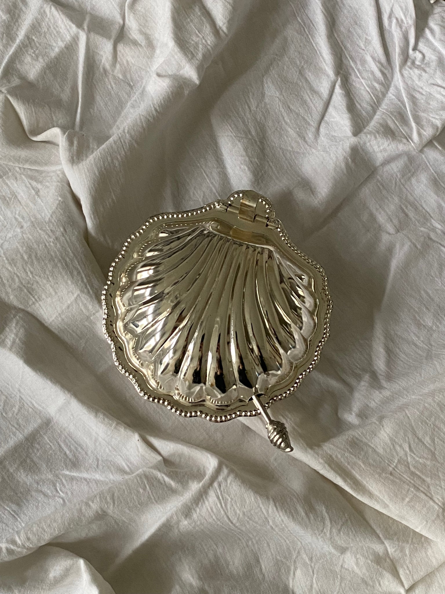 Silver-plated shell-shaped dish