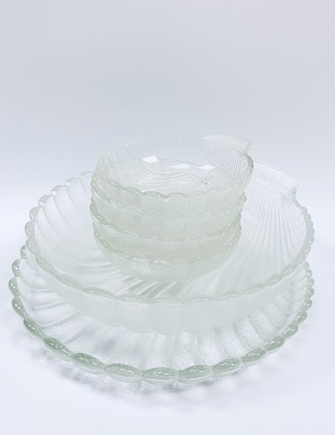 Set of shell-shaped serving bowls