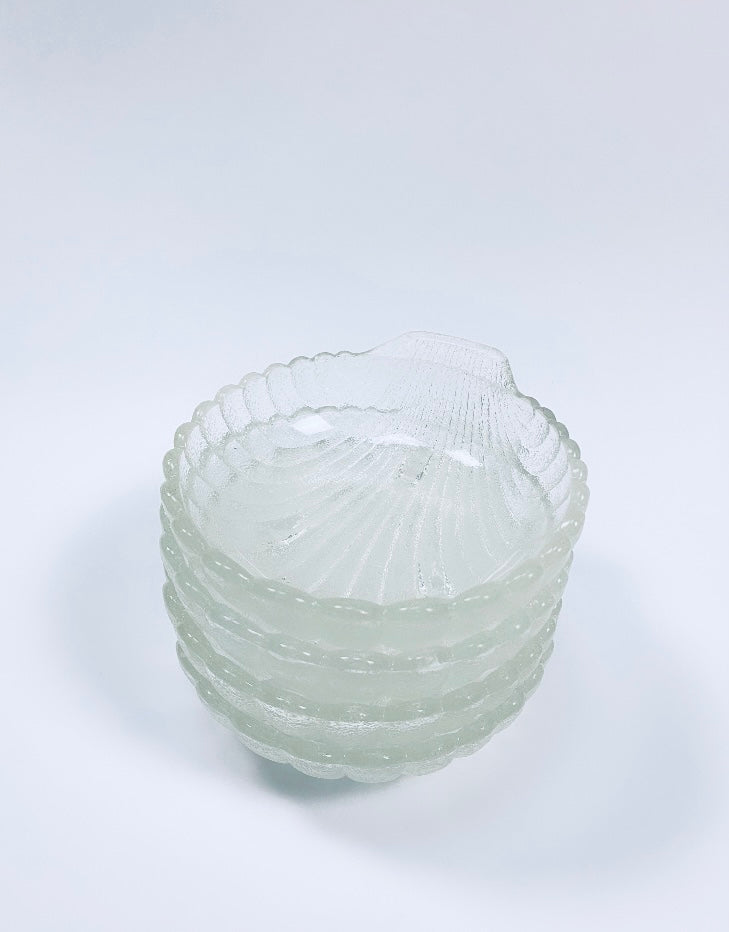 Set of shell-shaped serving bowls