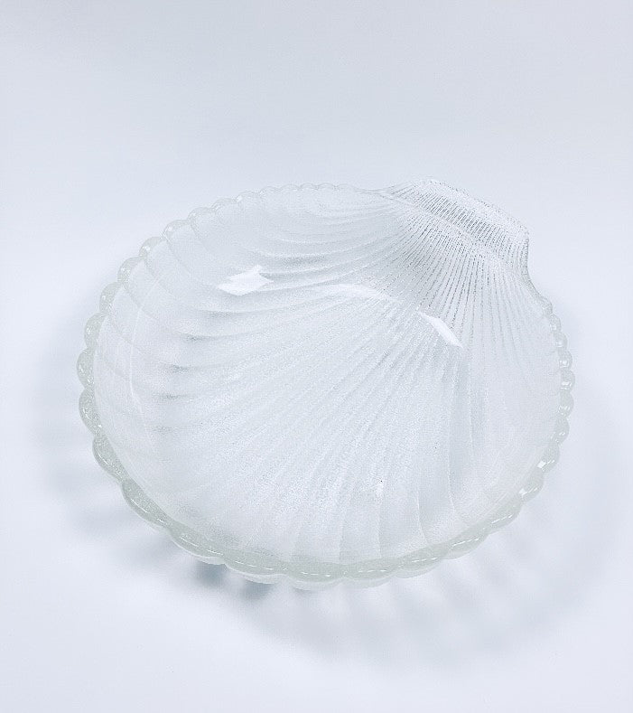 Set of shell-shaped serving bowls