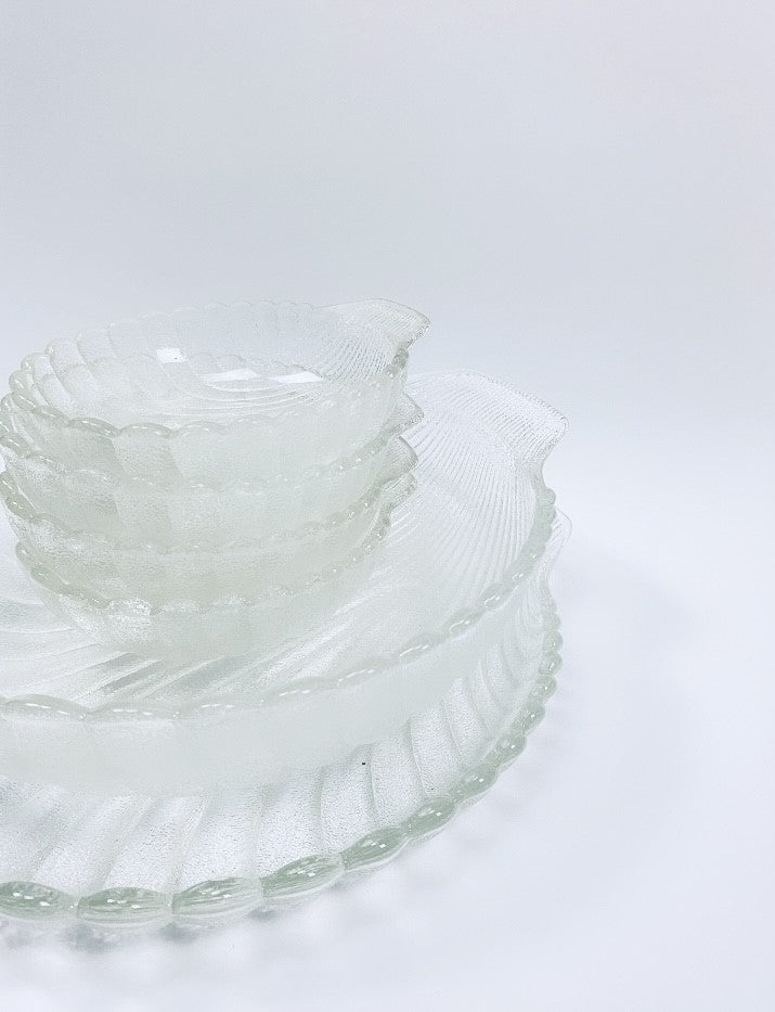 Set of shell-shaped serving bowls